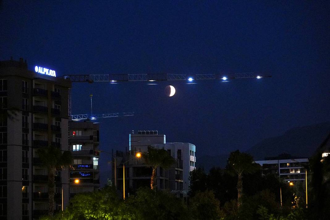 Doğa olayı mı, felaket habercisi mi? 'Kanlı Ay' tutulması ve bilimsel gerçekler 17